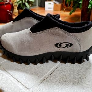 Salomon snow clogs size 9 WORN ONCE!